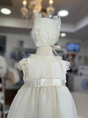 FALDELLÍN DE BAUTIZO DE ENCAJE DE ORGANZA CON CAPUCHA
