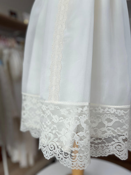 FALDELLÍN DE BAUTIZO DE ENCAJE DE ORGANZA CON CAPUCHA