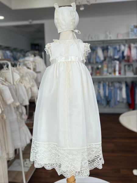 FALDELLÍN DE BAUTIZO DE ENCAJE DE ORGANZA CON CAPUCHA