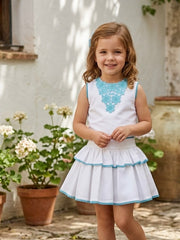 Conjunto de blusa y falda con detalles de flores turquesas