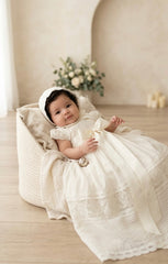 Vestido de bautizo tradicional sin mangas y encaje modelo Cibebe