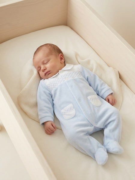 PIJAMA DE TERCIOPELO PARA BEBÉ CON NIDO Y CUELLO