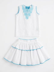Conjunto de blusa y falda con detalles de flores turquesas