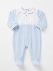 PIJAMA DE TERCIOPELO CON CUELLO REDONDO Y BOTONES PARA BEBÉ