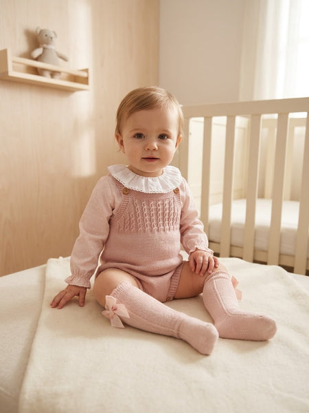 CONJUNTO DE NIÑA DE PUNTO DE PELELE Y BLUSA CON CUELLO CON VOLANTES BATISTA