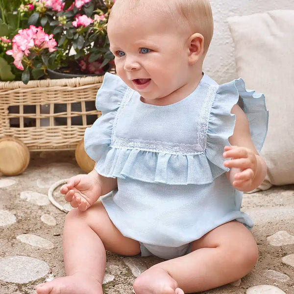 Pelele para niña con cuello con volantes y detalles de encaje