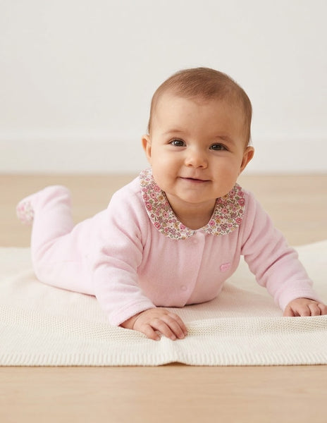 PIJAMA DE TERCIOPELO PARA BEBÉ CON CUELLO Y ESTAMPADO FLORAL