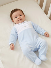 PIJAMA DE TERCIOPELO CON CUELLO REDONDO Y BOTONES PARA BEBÉ