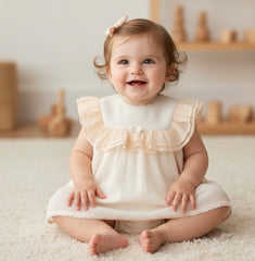 CONJUNTO DE JESUSIN DE TUL PARA BEBÉ CON CUELLO CON VOLANTES Y PANTALÓN LIBRA