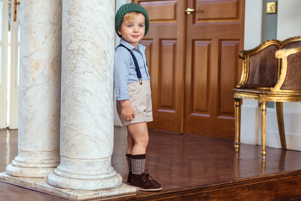 CONJUNTO DE CAMISA DE VICHETAS CON TIRANTES Y PANTALÓN CORTO PARA NIÑO SEDA