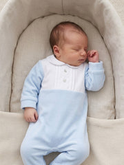 PIJAMA DE TERCIOPELO CON CUELLO REDONDO Y BOTONES PARA BEBÉ