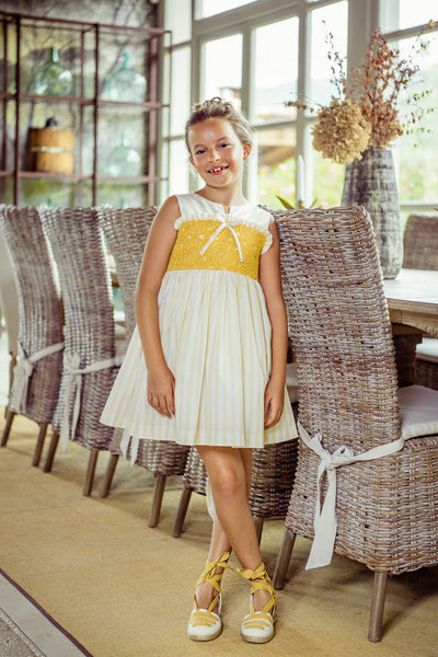 VESTIDO DE NIÑA CON RAYAS Y DETALLES DE CROCHET