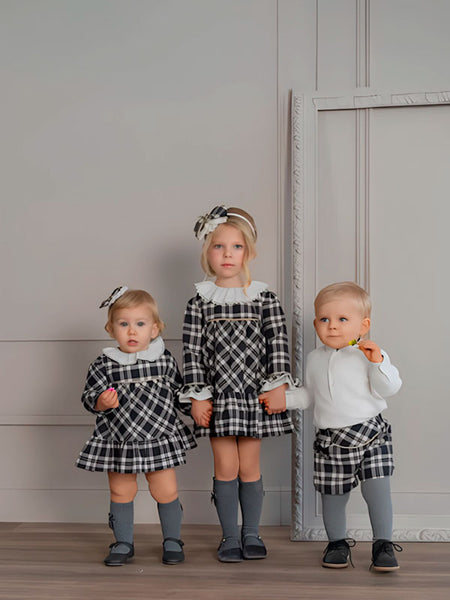 VESTIDO DE NIÑA A CUADROS GRISES Y BLANCOS CON CUELLO BLANCO