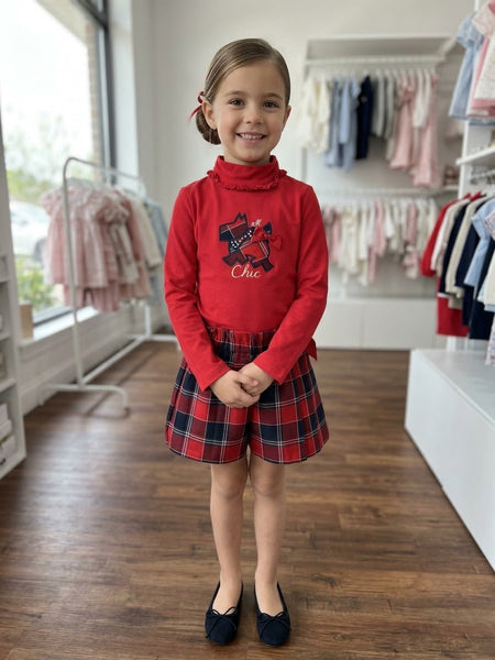 PANTALÓN CORTO DE CUADROS Y CUELLO ALTO ROJO PARA NIÑA
