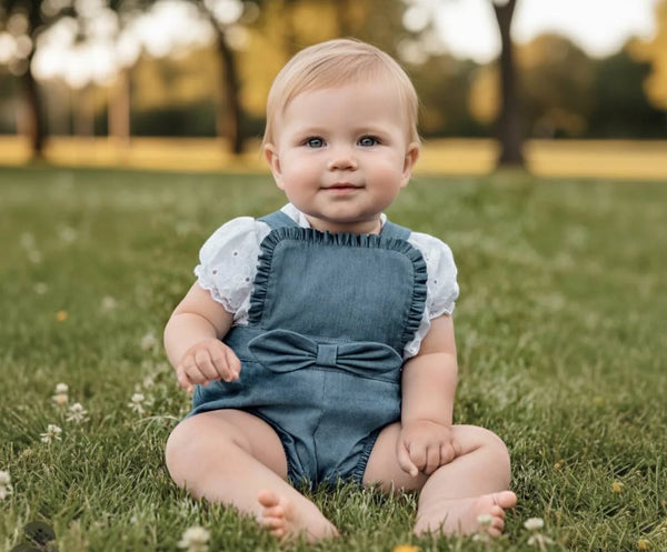 CONJUNTO DE 2 PIEL DE MEZCLILLA PARA NIÑA CON BLUSA DE OJALES