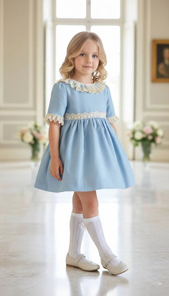 VESTIDO DE NIÑA CON CORTE PRINCESA Y DETALLE DE ENCAJE