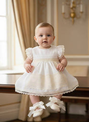 VESTIDO CORTO CON CAPUCHA Y DETALLES DE ENCAJE PARA BEBÉ NIÑA