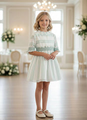VESTIDO DE NIÑA DE RAYAS Y APLICACIONES