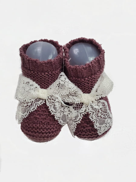 Baby booties with lace