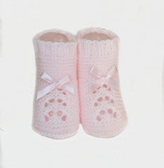 Baby booties with ribbon bow