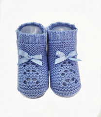 Baby booties with ribbon bow